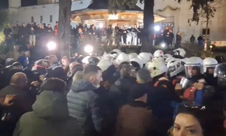 Tensionohet protesta para Parlamentit/ Përplasje me efektivët, hidhen dhjetëra molotovë, policia kundërpërgjigjet me gaz lotsjellës