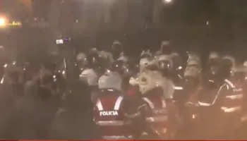 Tensionohet sërish situata, protestuesit rikthehen te parlamenti