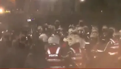 Tensionohet sërish situata, protestuesit rikthehen te parlamenti