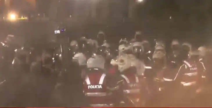 Tensionohet sërish situata, protestuesit rikthehen te parlamenti