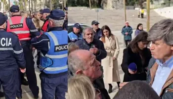 Tensionohet situata në Durrës/ Banorët kundër ‘TID’, tentojnë të hyjnë në bashki, përplasen me policinë (VIDEO)