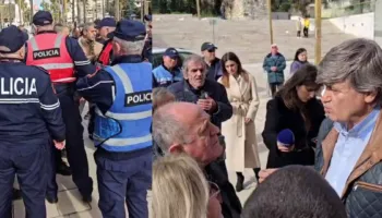 Tensionohet situata në Durrës/ Banorët ndalojnë edhe kreun IMT, tentojnë të futen në bashki. Policia shoqëron 3 persona