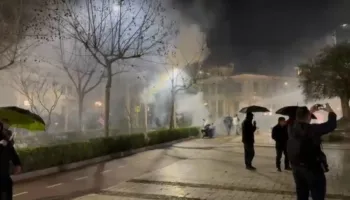 Tensionohet situata para Kuvendit, protestuesit hedhin molotovë, përplasen me policinë (VIDEO)
