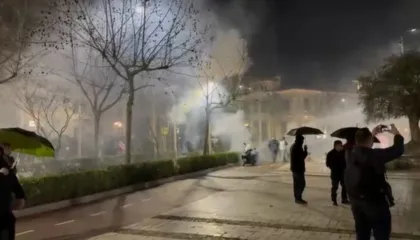 Tensionohet situata para Kuvendit, protestuesit hedhin molotovë, përplasen me policinë (VIDEO)