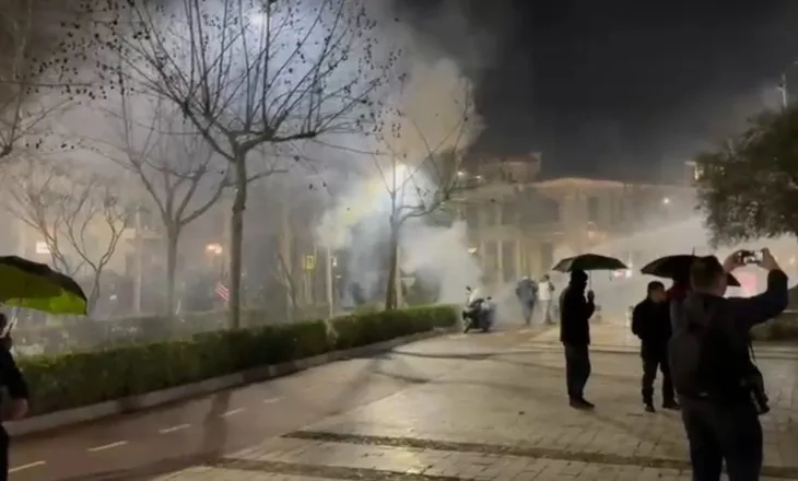 Tensionohet situata para Kuvendit, protestuesit hedhin molotovë, përplasen me policinë (VIDEO)