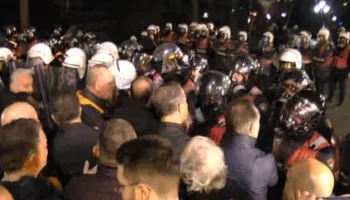 Tensionohet situata, policia hedh ujë me piper dhe gaz lotsjellës