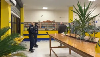 Tentativë grabitjeje te posta në Shkodër, thyhen xhamat brenda vendit ku mbaheshin paratë