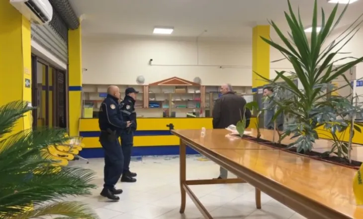 Tentativë grabitjeje te posta në Shkodër, thyhen xhamat brenda vendit ku mbaheshin paratë