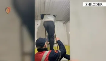 Tentoi të grabiste postën nën kërcënimin e thikës, gjendet i fshehur në tavan 24-vjeçari në Shkodër