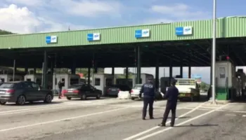 Tentoi të kalonte kufirin me municion luftarak në automjet, arrestohet 39-vjeçari nga Policia Kufitare e Morinës