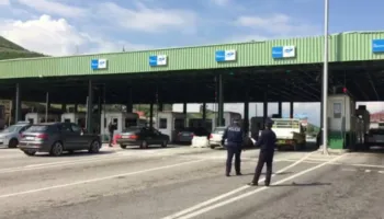 Tentoi të kalonte kufirin me municion luftarak në automjet,  arrestohet 39-vjeçari nga shërbimet e Policisë Kufitare Morinë