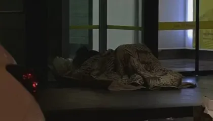 Tentoi të vriste burrin e pastrehë duke i vendosur flakën, arrestohet 50-vjeçari polak