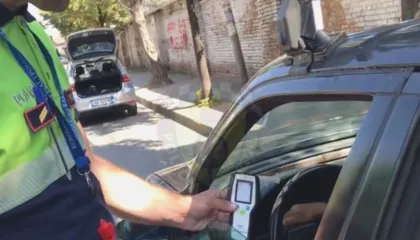 Tentonin t’i shmangeshin testit të alkoolit duke korruptuar policinë, arrestohen 6 shoferë të dehur