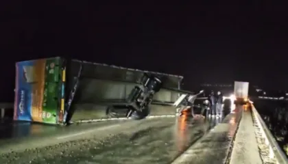‘Tërbohet’ moti/ Stuhi bën ‘kërdinë’ në Korçë, përmbyset kamioni në rrugë