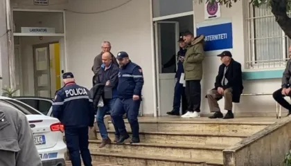 “Thërriste gruan infermiere në zyrë orar pa orar”, oksigjenisti goditi mjekun pas sherrit, arrestohet nga policia (EMRAT)