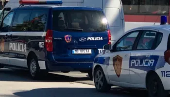 Theu derën e banesës me qëllim grabitjen dhe goditi me grusht pronarin, procedohet 19-vjeçari në Memaliaj