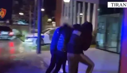 Theu masën e arrestit shtëpiak dhe dhunoi një mjek, arrestohet 28-vjeçari në Tiranë (EMRI-VIDEO)
