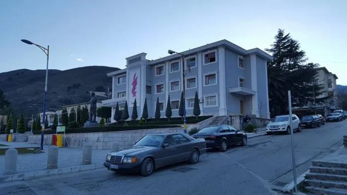 Theu masën e sigurisë, arrestohet gruaja nga Tepelena