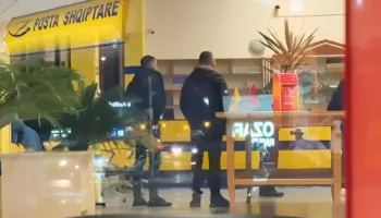 Theu xhamin e sportelit dhe…/ Tentohet të grabitet zyra e Postës Shqiptare në…