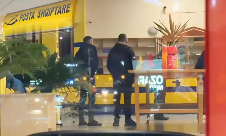 Theu xhamin e sportelit dhe…/ Tentohet të grabitet zyra e Postës Shqiptare në…