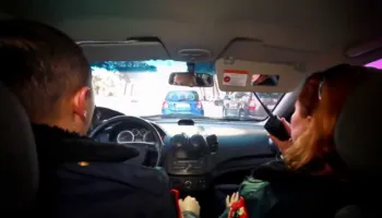 Thyen xhamin e autobusit, policia ndalon 3 të mitur në Gjirokastër