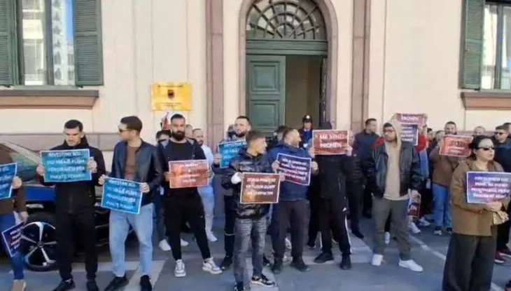 ‘Tirana në trafik’,qytetarët protestë me monopatina para Ministrisë së Brendshme: Thanë do nxjerrim rregulla, mashtruan