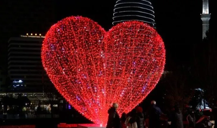 Tirana “vishet” me të kuqe në ditën e të dashuruarve, ja cilat janë aktivitetet në kryeqytet nesër