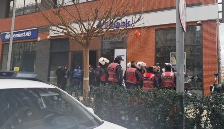 Tiranë/ Hyri në bankë me kallashnikov dhe qëlloi në dysheme: kush është autori i grabitjes së dështuar?