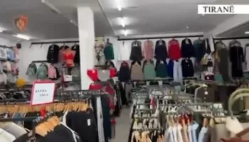 Tiranë/ Tregtonte veshje të kontrabanduara dhe me logo false, arrestohet 38-vjeçarja, sekuestrohet malli