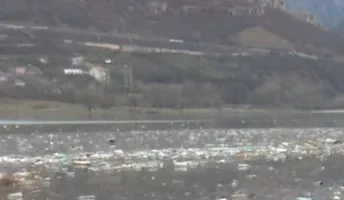 Tonelata mbetjesh “pushtojnë” Liqenin e Kukësit pas reshjeve, ekspertët: Situatë alarmante, duhet ndërgjegjësim kolektiv