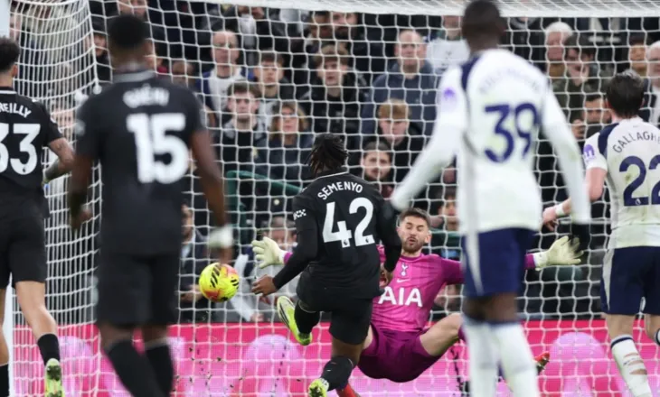 Tottenham shumë dobët, Man. City mjaftohet me dy gola për pjesën e parë (video)