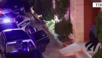 Trafik armësh që reklamoheshin online, Gjykata lë në burg katër të arrestuarit, u kapën me kallashnikov e pistoleta