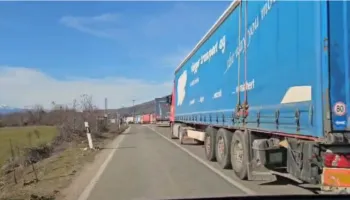 Trafik i rënduar në doganën e Bllatës, radhë kilometrike kamionësh pas devijimit nga Librazhdi