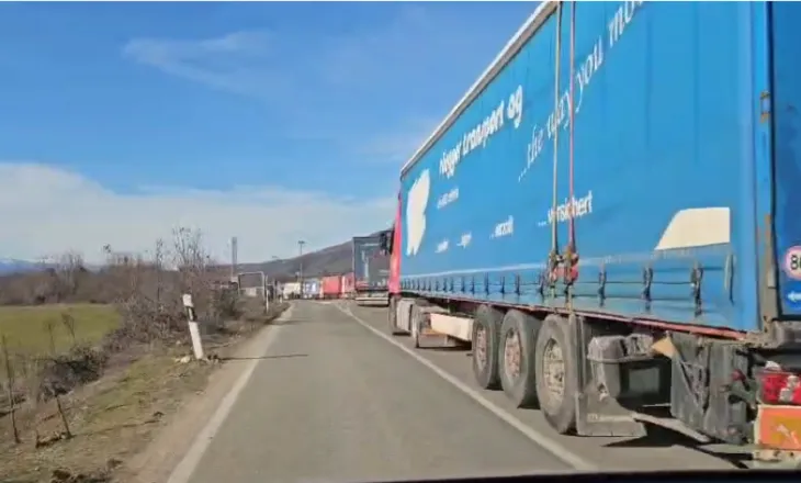 Trafik i rënduar në doganën e Bllatës, radhë kilometrike kamionësh pas devijimit nga Librazhdi