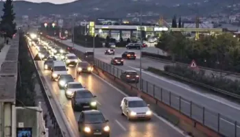 Trafik i rënduar/ Radhë kilometrike automjetesh në autostradën Durrës-Tiranë