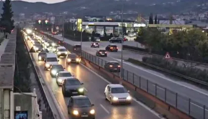 Trafik i rënduar/ Radhë kilometrike automjetesh në autostradën Durrës-Tiranë