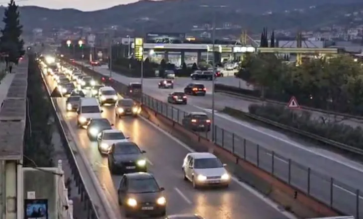 Trafik i rënduar/ Radhë kilometrike automjetesh në autostradën Durrës-Tiranë