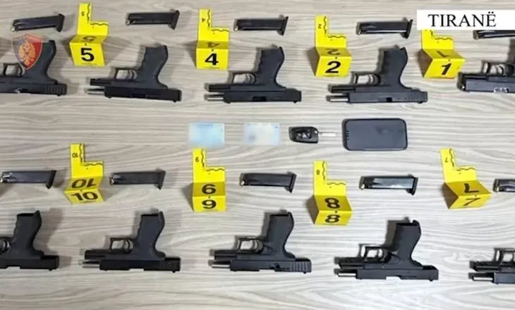 Trafikoi drejt Shqipërisë 12 pistoleta nga Kosova, vihet në pranga 27-vjeçari! Armët do të shiteshin në Fresk