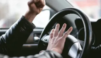 Trafiku “mollë sherri”, 23-vjeçari dhunon një person në mes të rrugës