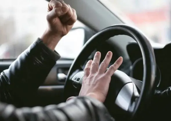 Trafiku “mollë sherri”, 23-vjeçari dhunon një person në mes të rrugës