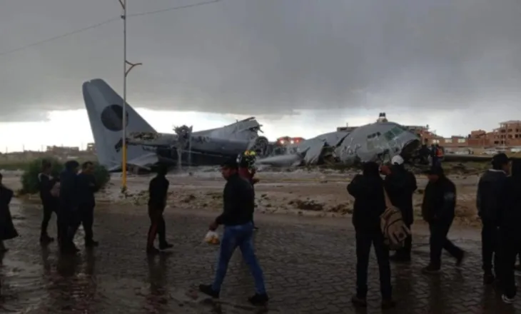 Tragjedi në Bolivi, avioni rrëshqet nga pista gjatë uljes dhe përplaset me makinat në aeroport, 20 viktima dhe 30 të plagosur