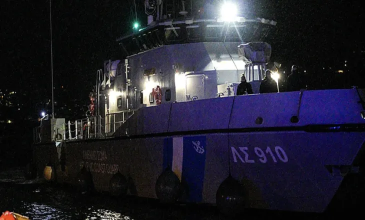 Tragjedi në ishullin grek/ 15 viktima nga përplasja e rojës bregdetare me skafin e trafikantëve të emigrantëve