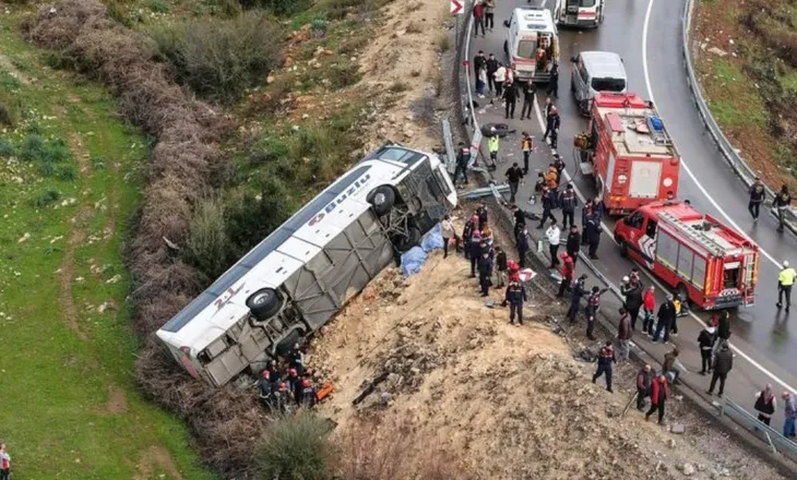 Tragjedi në Turqi: 9 të vdekur dhe 26 të plagosur nga përmbysja e një autobusi në Antalia