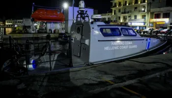 Tragjedi në ujërat e Kiosit! 15 viktima dhe 25 të plagosur nga përplasja e motoskafit me anijen e Rojës Bregdetare Greke