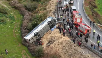 Tragjedi! Përmbyset autobusi në Turqi, 8 viktima dhe 26 të plagosur