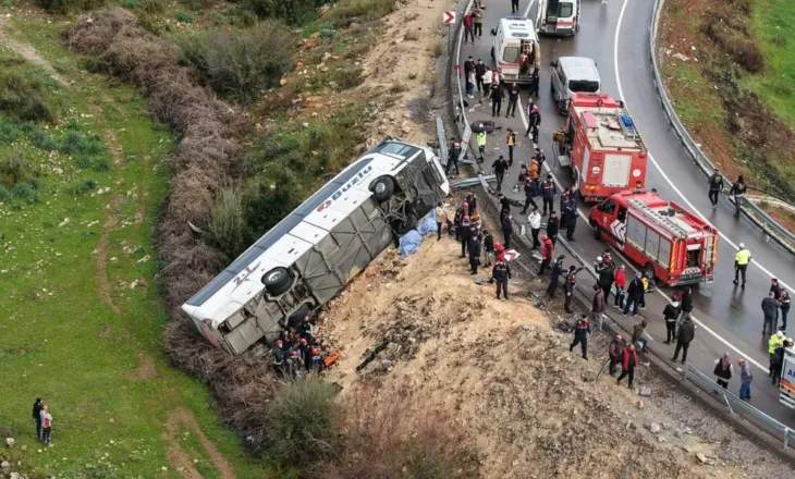 Tragjedi! Përmbyset autobusi në Turqi, 8 viktima dhe 26 të plagosur