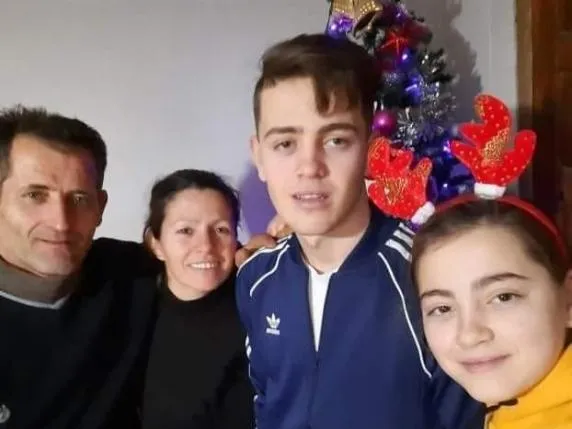 Tragjedia e familjes shqiptare në Itali, flasin fqinjët në Peqin: Jemi të tronditur, i takuam për festat e fundvitit