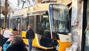 Tramvaji del nga shinat në Milano: 1 i vdekur dhe të paktën 40 të plagosur