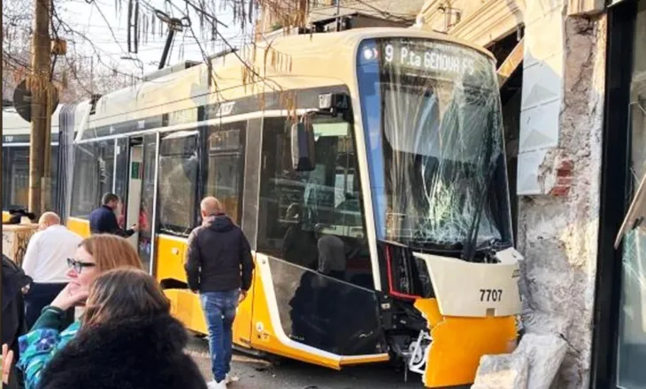 Tramvaji del nga shinat në Milano: 1 i vdekur dhe të paktën 40 të plagosur