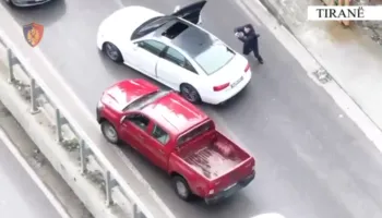 Transportuesi i drogës kapet në flagrancë në Unazën e Madhe, ndalohet nga policia në mes të rrugës, kishte 10 kg kanabis